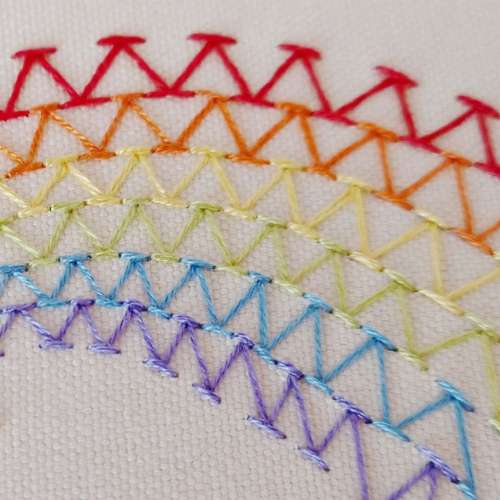 Hileras de punto de galón bordadas con hilos de los colores del arco iris