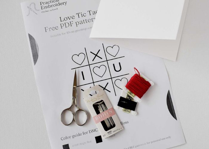 Herramientas y materiales para el bordado en papel de la tarjeta Love Tic Tac Toe
