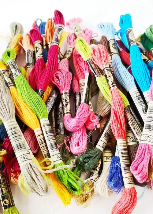 Madejas de hilo de bordar multicolor