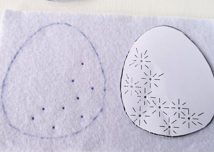 Transfiera el patrón de la decoración del huevo de Pascua de fieltro a la tela