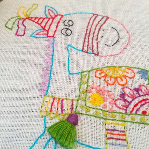 Detalles del caballo bordado a mano - hilos de colores sobre lino blanco
