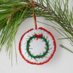 DIY Adornos de Navidad con bordado de coronas