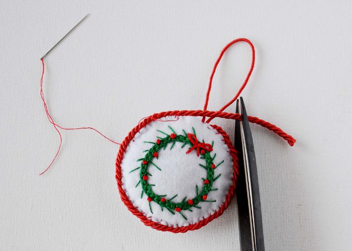 Terminar de coser el cordón decorativo