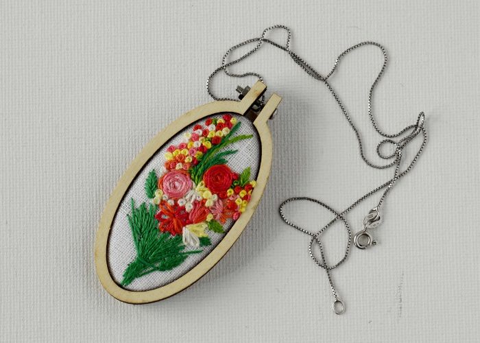 Colgante bordado enmarcado en un mini aro con ramo de flores