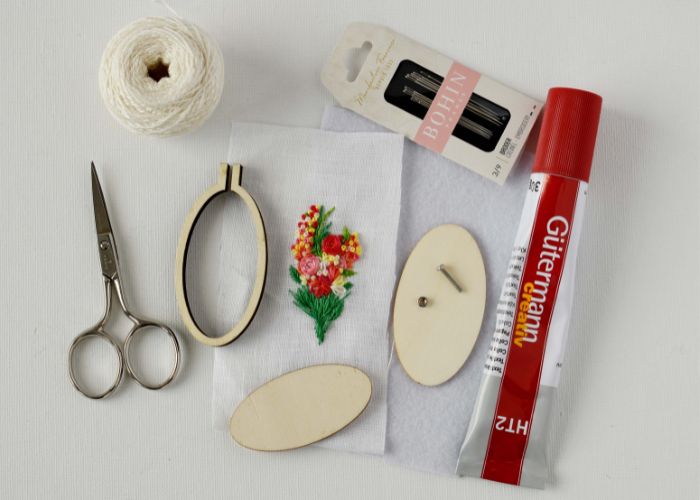 Herramientas y materiales para enmarcar bordados con mini aros