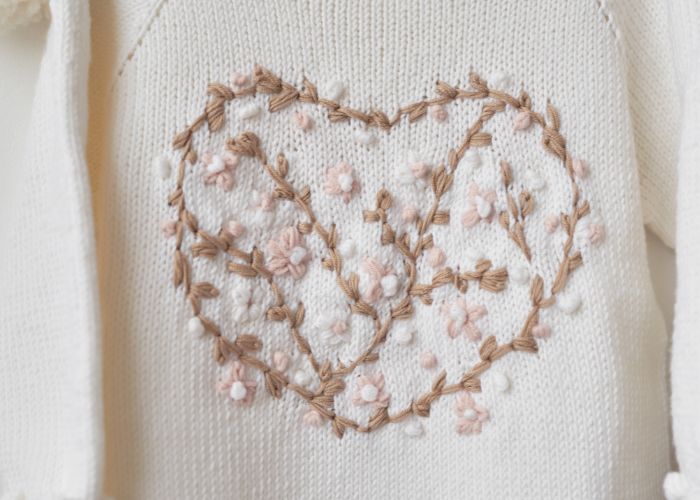 Jersey blanco con bordado floral de corazón