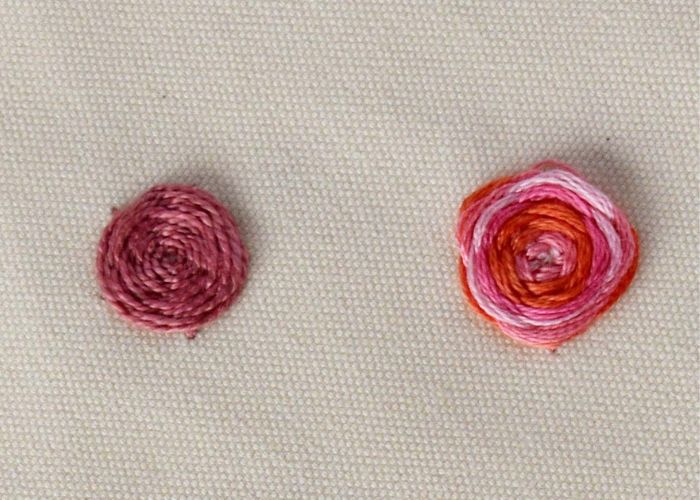 Flores tejidas a punto de rueda de araña algodón rosa perla e hilo abigarrado, anverso