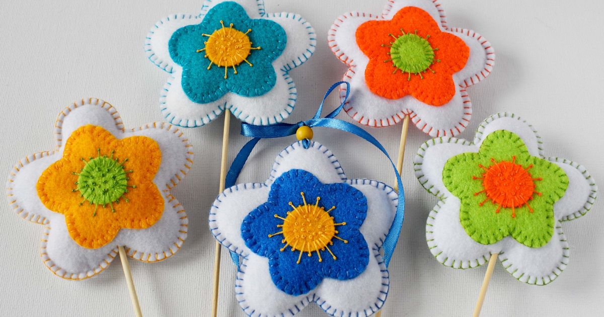 Adornos florales de fieltro de primavera en colores vivos, bordados a mano