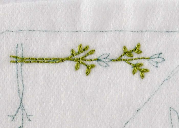 Tallos de flores bordados con punto elástico y punto de cadeneta suelto