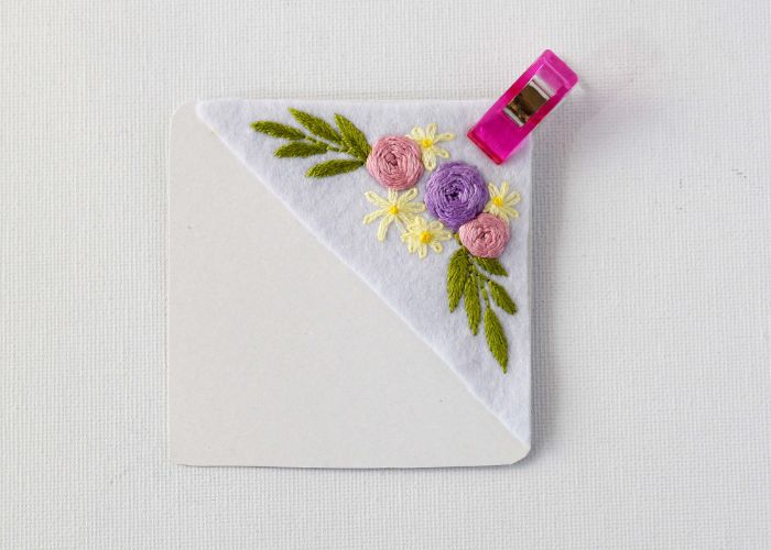 Pin bordado floral con una tarjeta