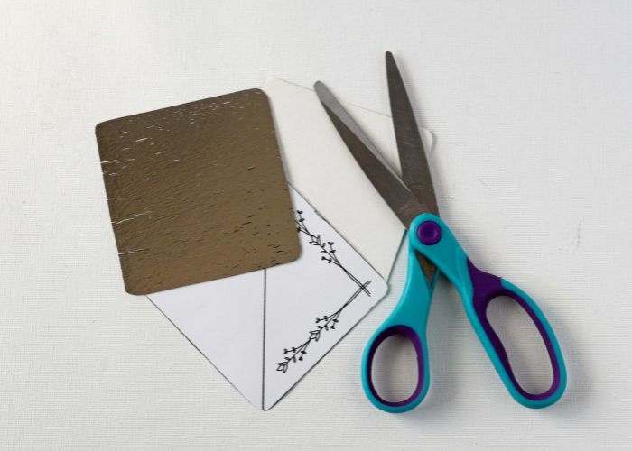Prepara las tarjetas de papel para los marcapáginas