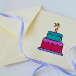Cómo hacer una tarjeta de cumpleaños bordada a mano