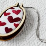 Tutorial de mini colgante de cuna + diseño de bordado de corazón gratis : ¡Crea grandes regalos!